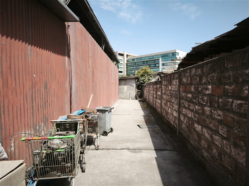 Bodega en Venta en A pasos de avenida la dehesa detrás del mall Cenco - Miniatura 2