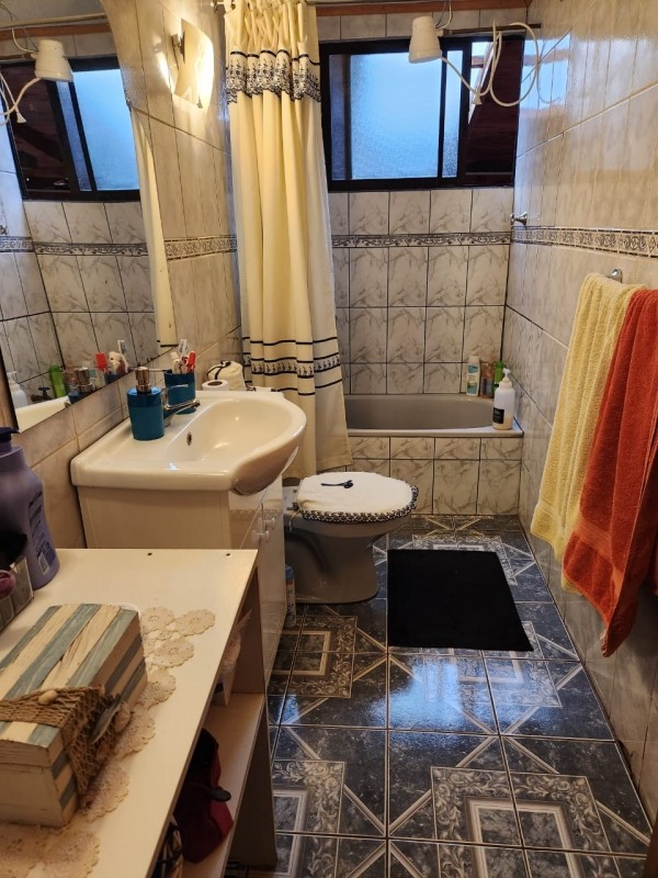 CASA ESQUINA AMPLIADA Y CON GRAN QUINCHO - Miniatura 4