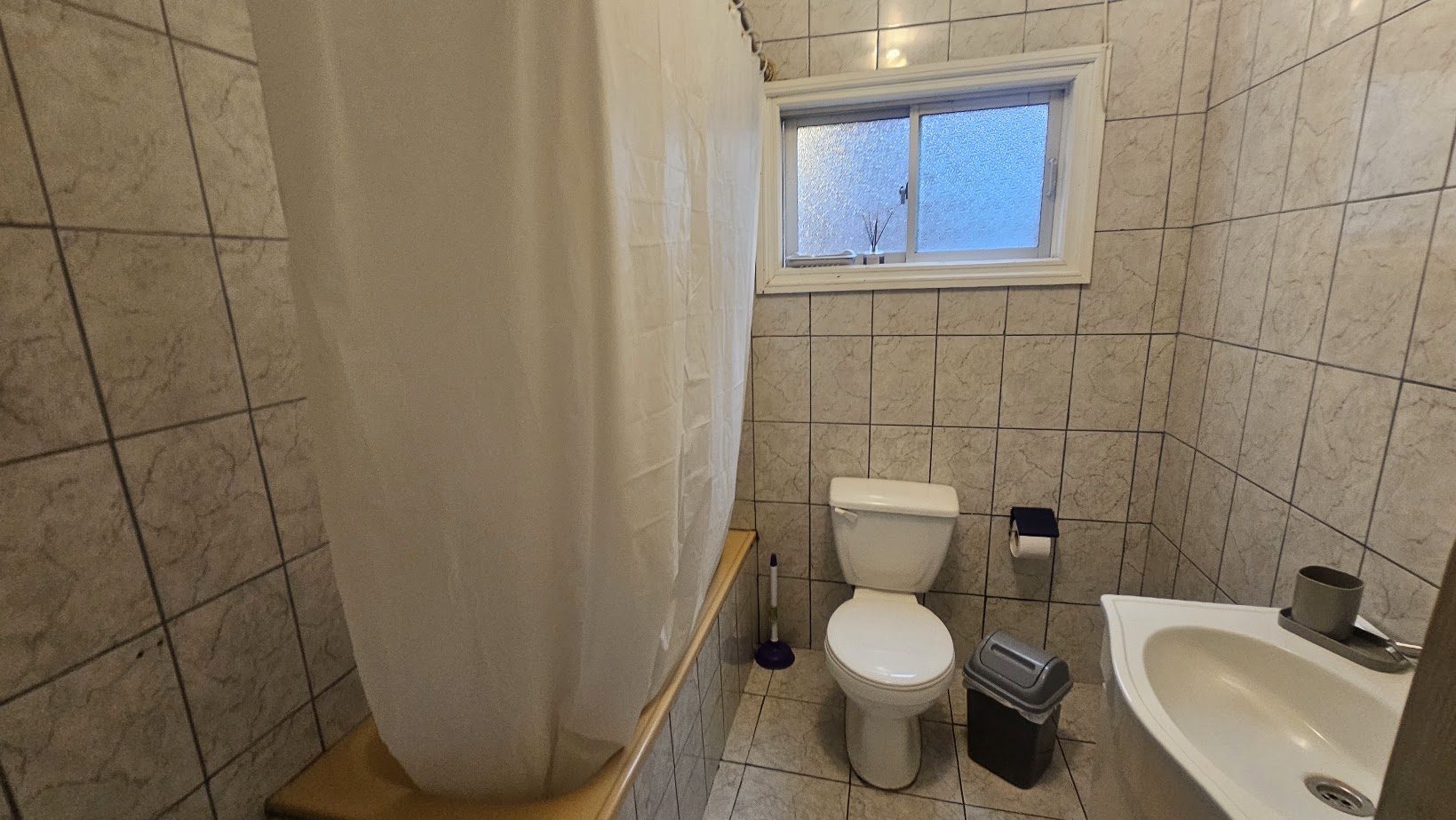 AMPLIA CASA AMOBLADA CON DEPTO INTEGRADO  - Miniatura 5