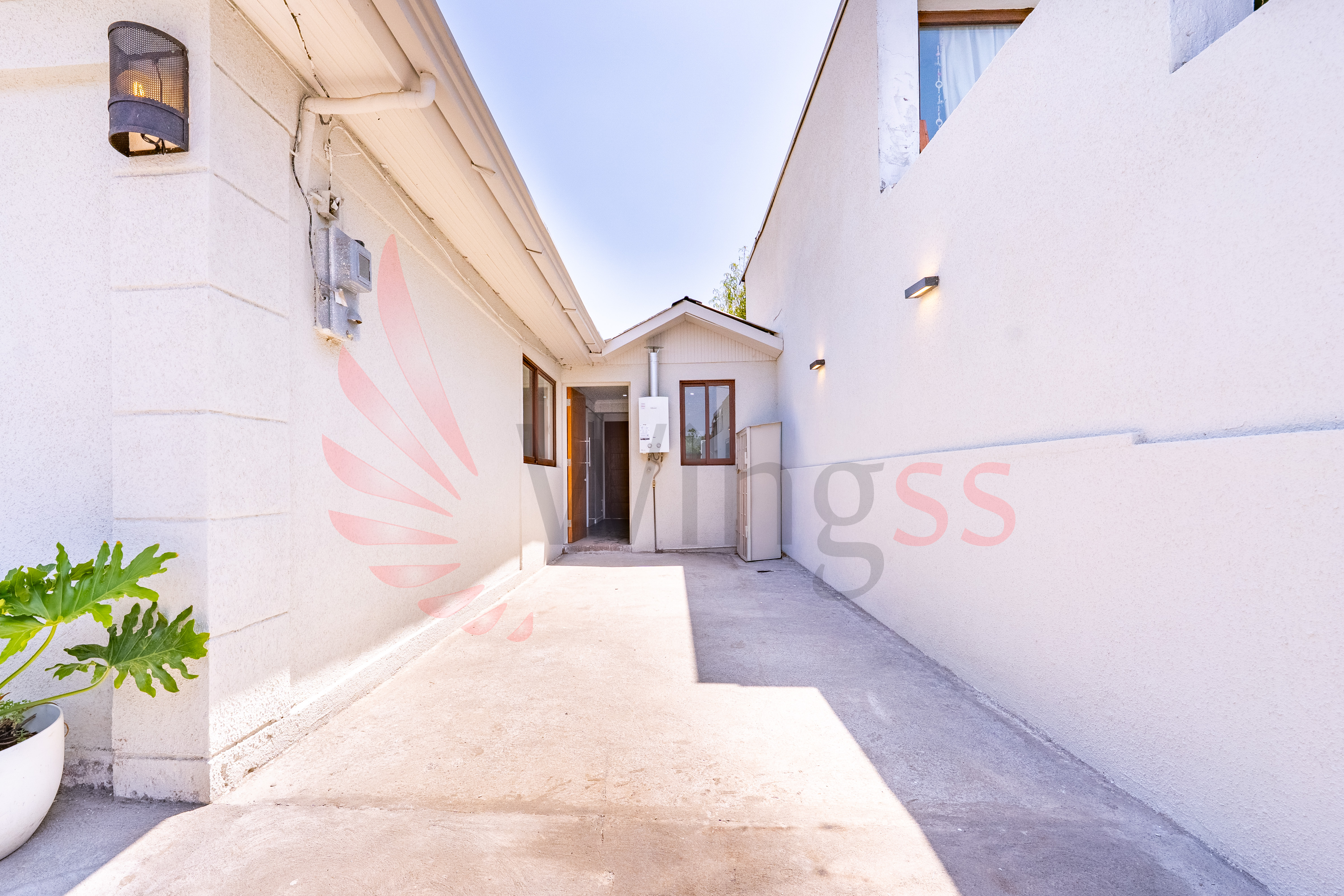 Hermosa Casa Remodelada Sector Residencial Las Condes  - Miniatura 3