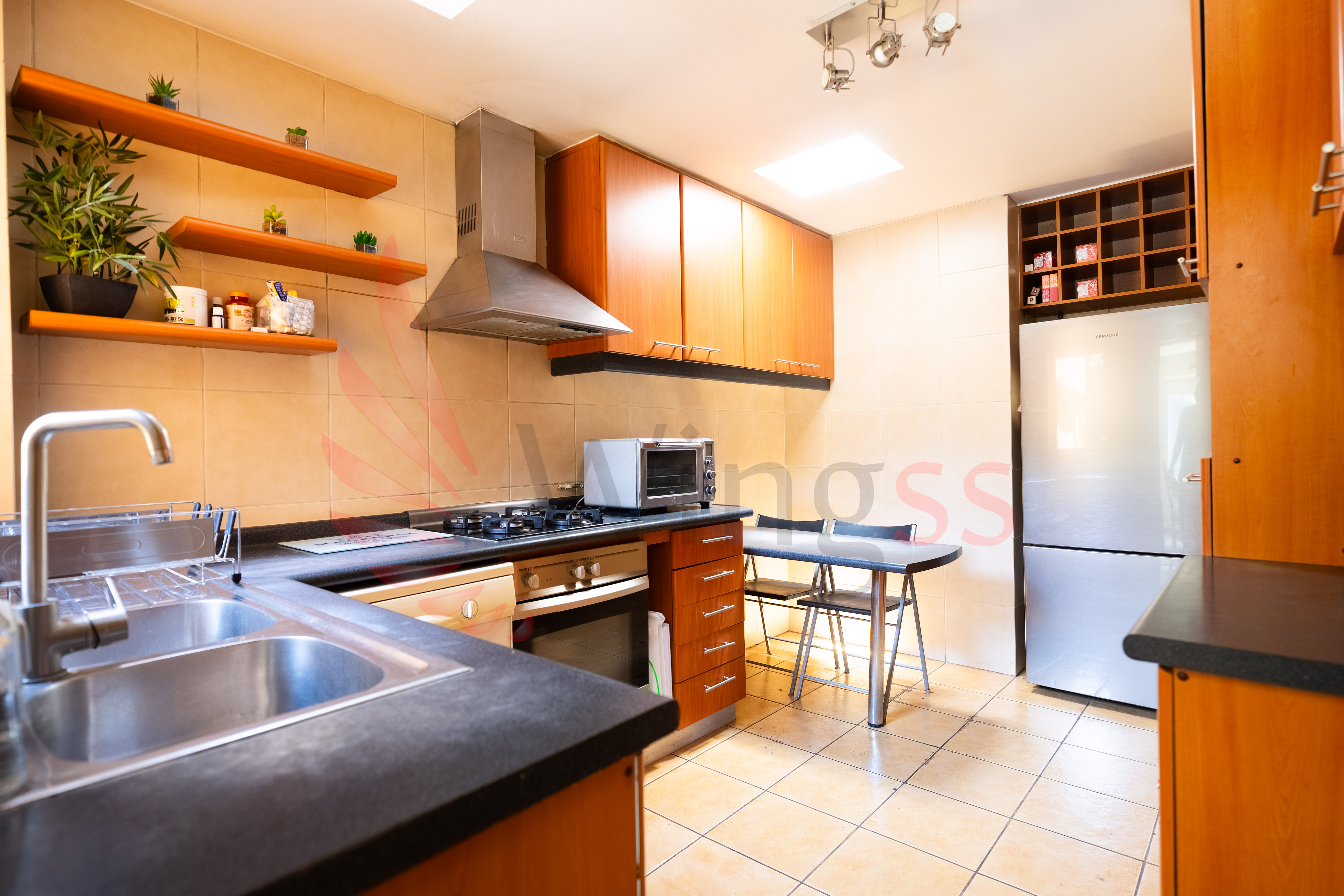 Elegancia en La Reina Alta, Casa en Condominio con Doble Altura, Subterráneo y Piscina - Miniatura 3