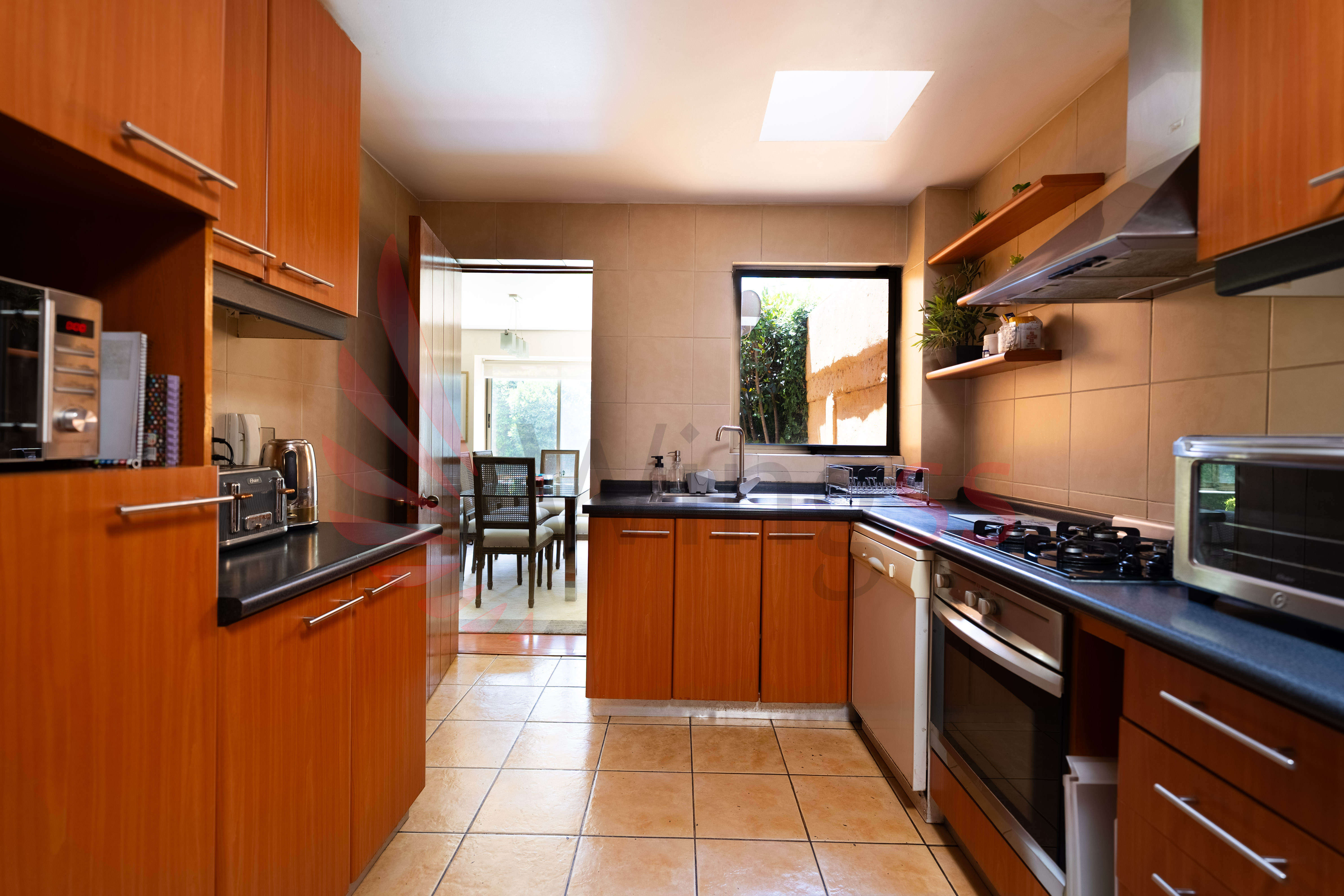 Elegancia en La Reina Alta, Casa en Condominio con Doble Altura, Subterráneo y Piscina - Miniatura 4