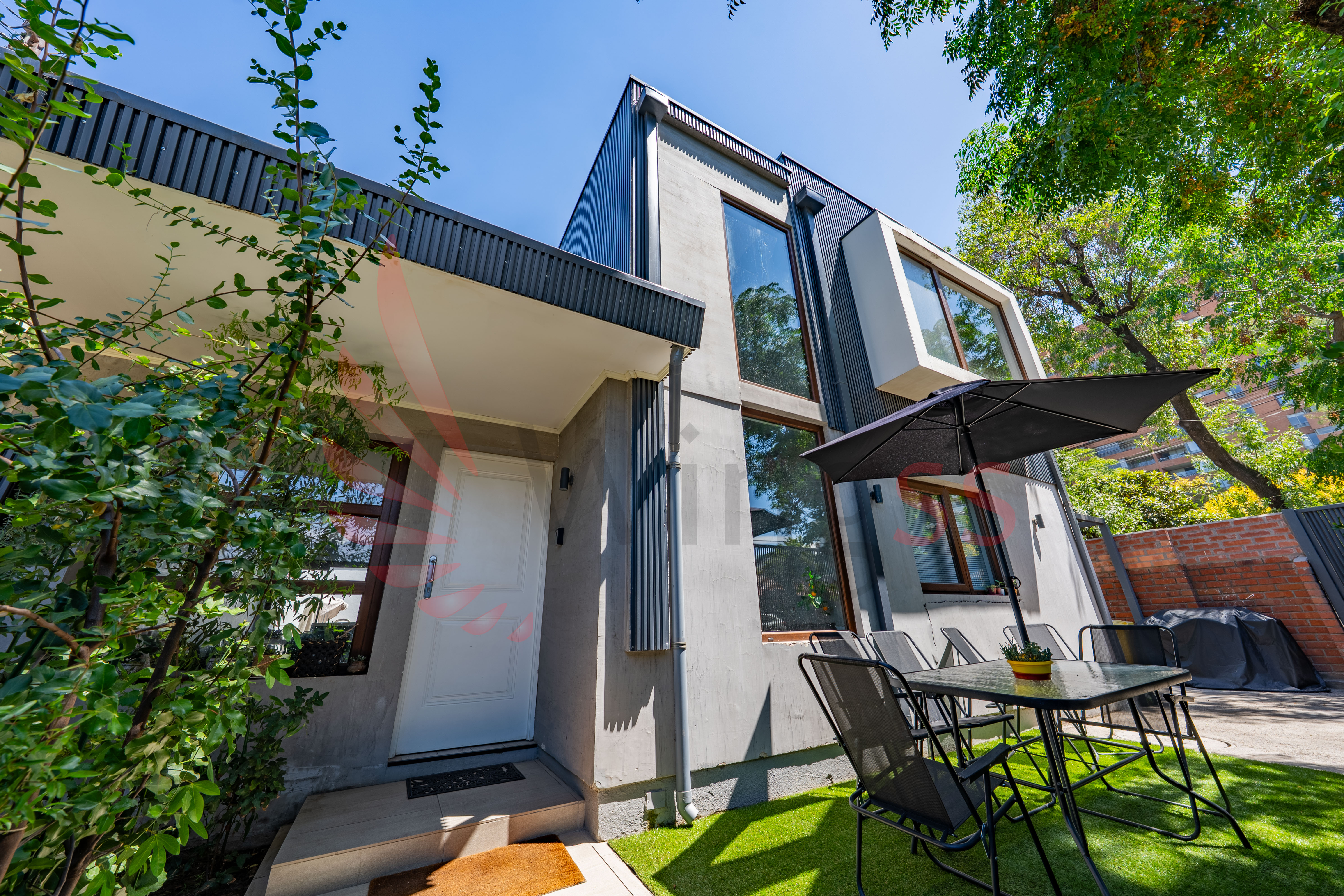 Casa contemporánea en sector consolidado de Las Condes