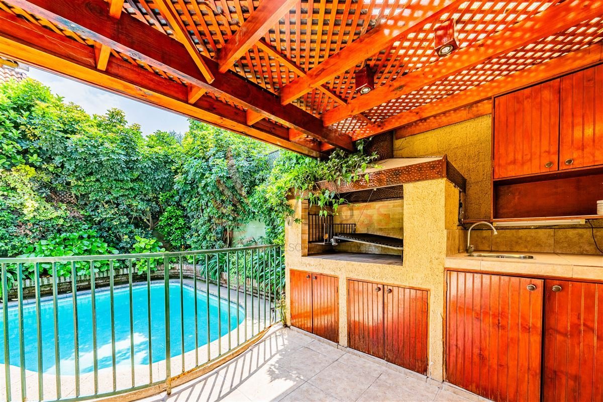 Casa de Tres Pisos Familiar en Condominio