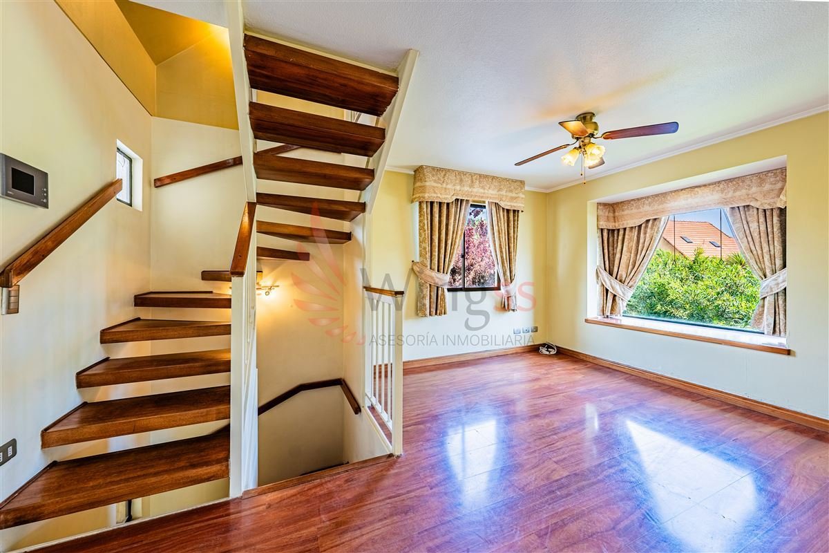 Casa de Tres Pisos Familiar en Condominio - Miniatura 3