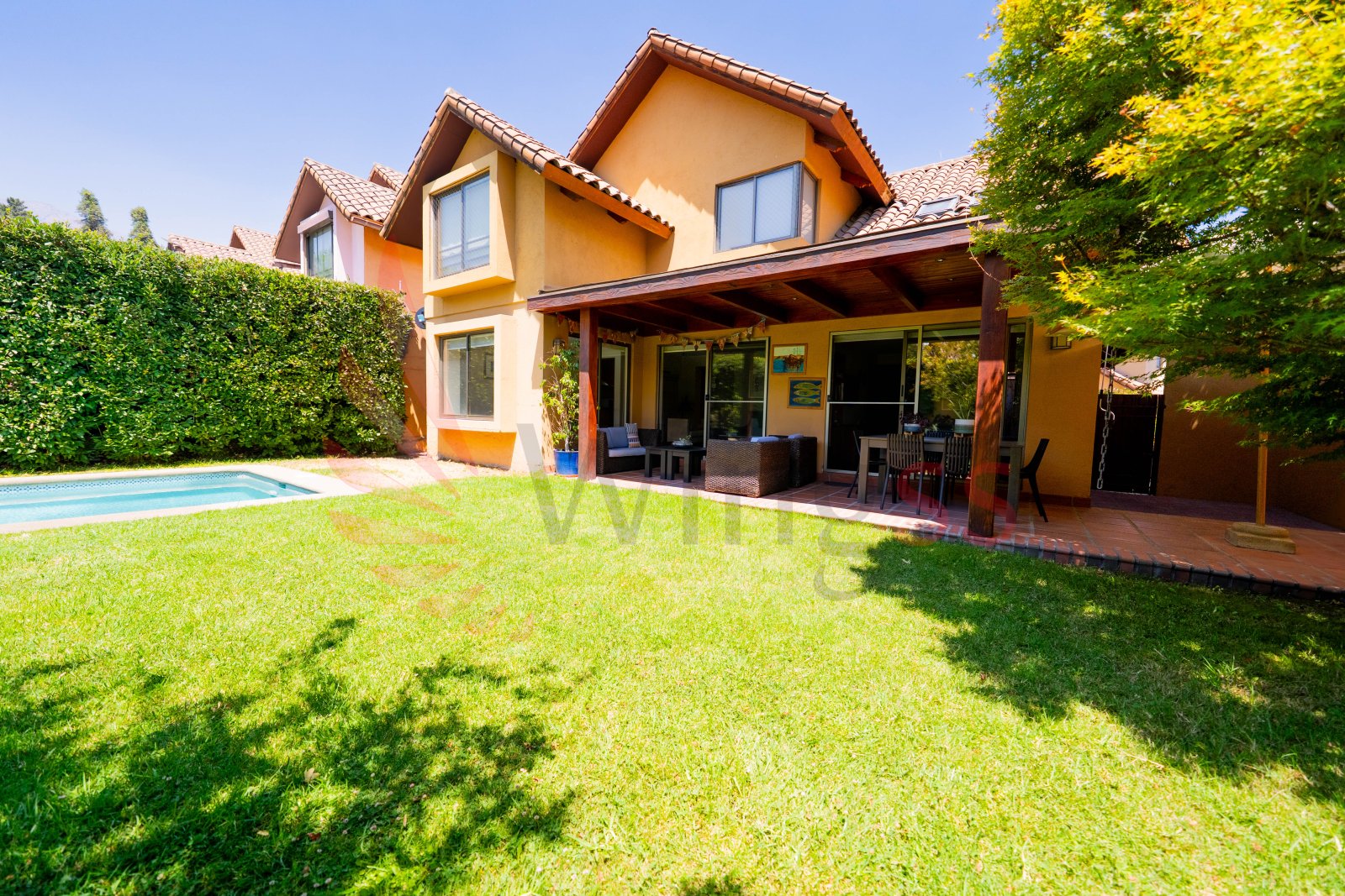 Elegancia en La Reina Alta, Casa en Condominio con Doble Altura, Subterráneo y Piscina