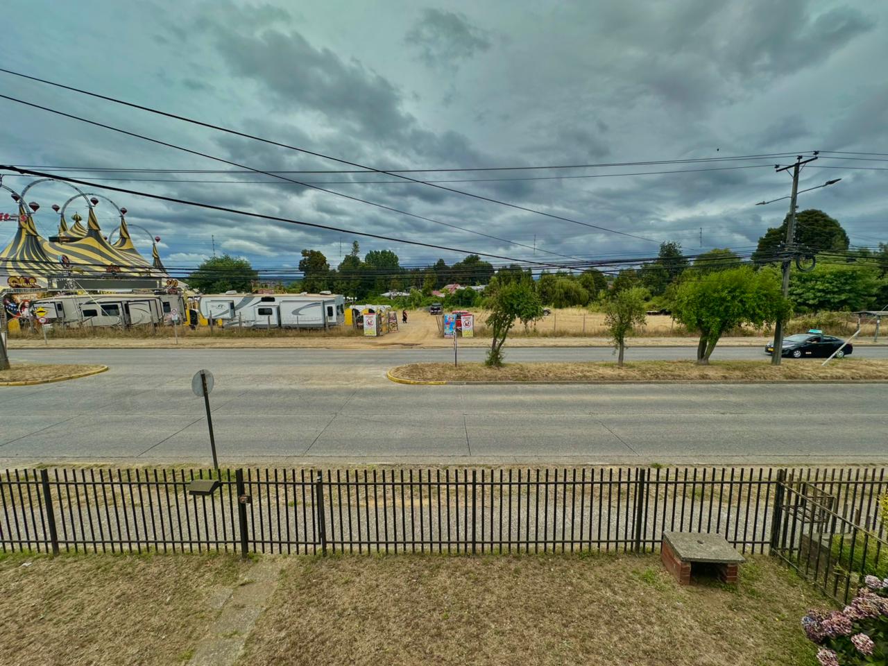 CASA ESQUINA AMPLIO TERRENO AVDA FRANCIA - Miniatura 4