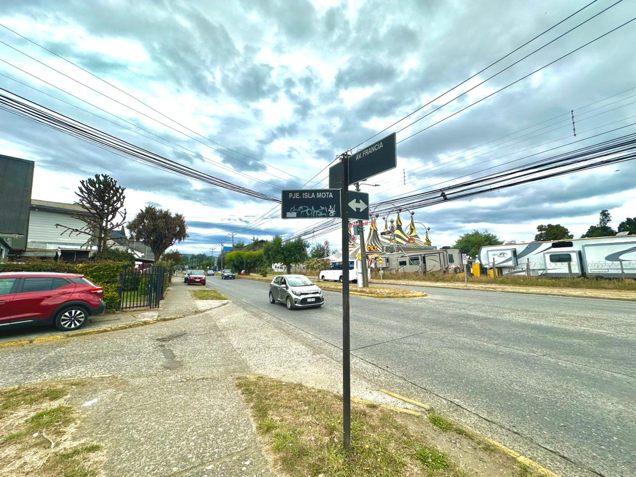 CASA ESQUINA AMPLIO TERRENO AVDA FRANCIA - Miniatura 6
