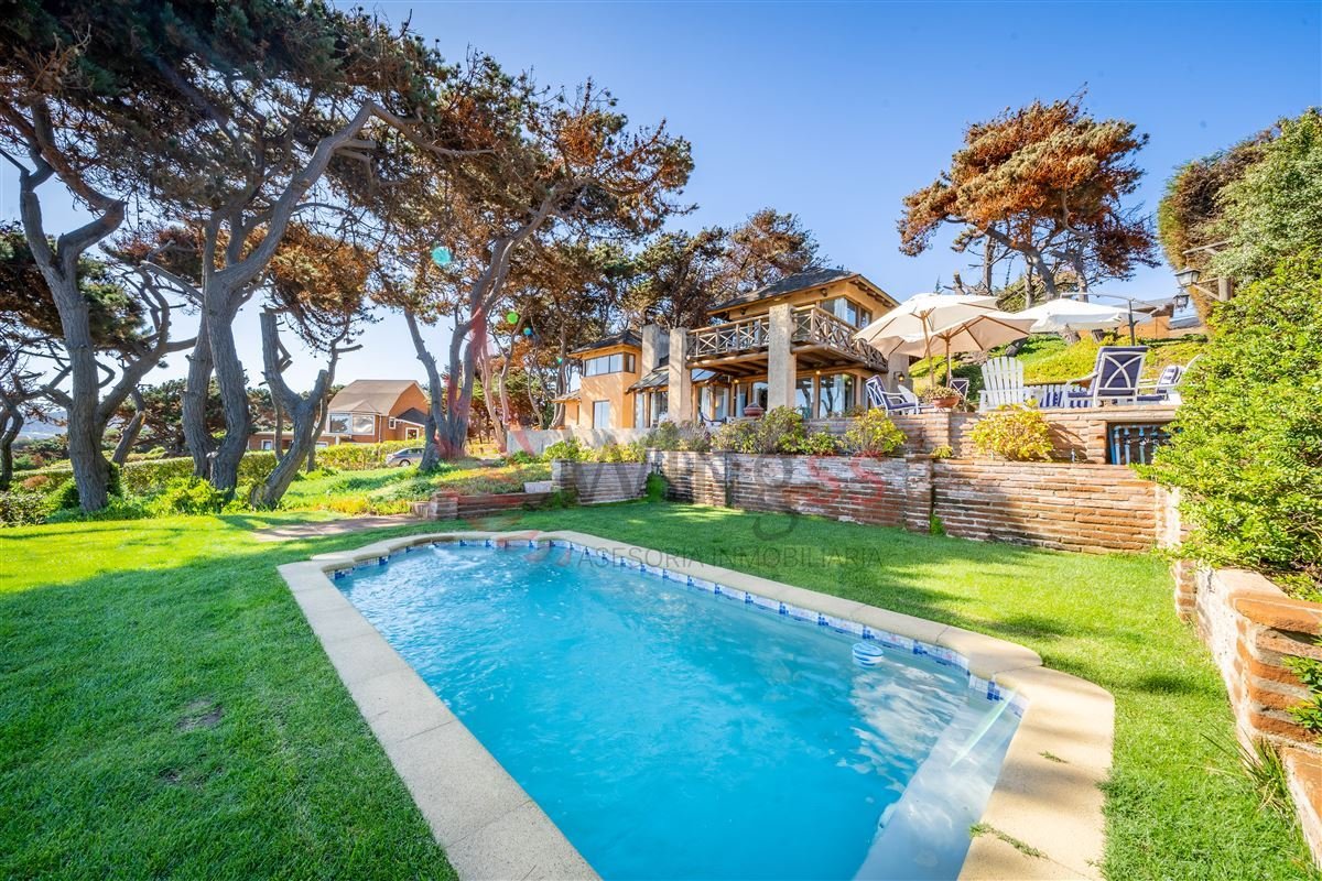 Casa En Venta De 5 Dorm. En Zapallar