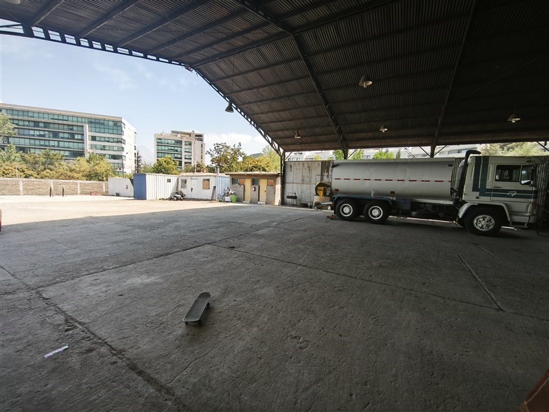 Bodega en Arriendo en A pasos de avenida la dehesa detrás del mall Cenco