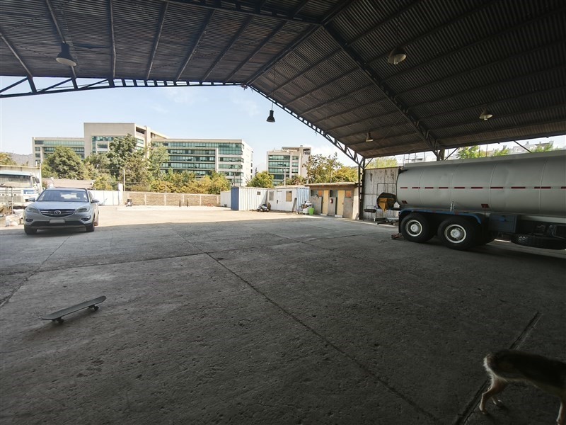 Bodega en Arriendo en A pasos de avenida la dehesa detrás del mall Cenco - Miniatura 4