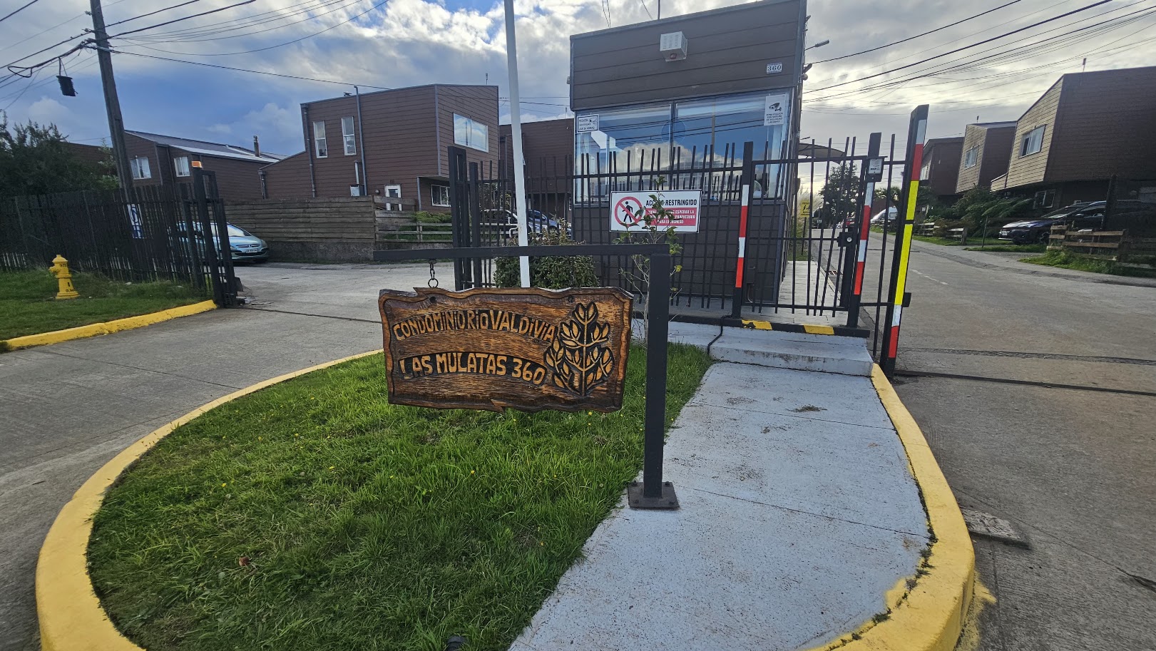 HERMOSA CASA DENTRO DE CONDOMINIO RIO VALDIVIA