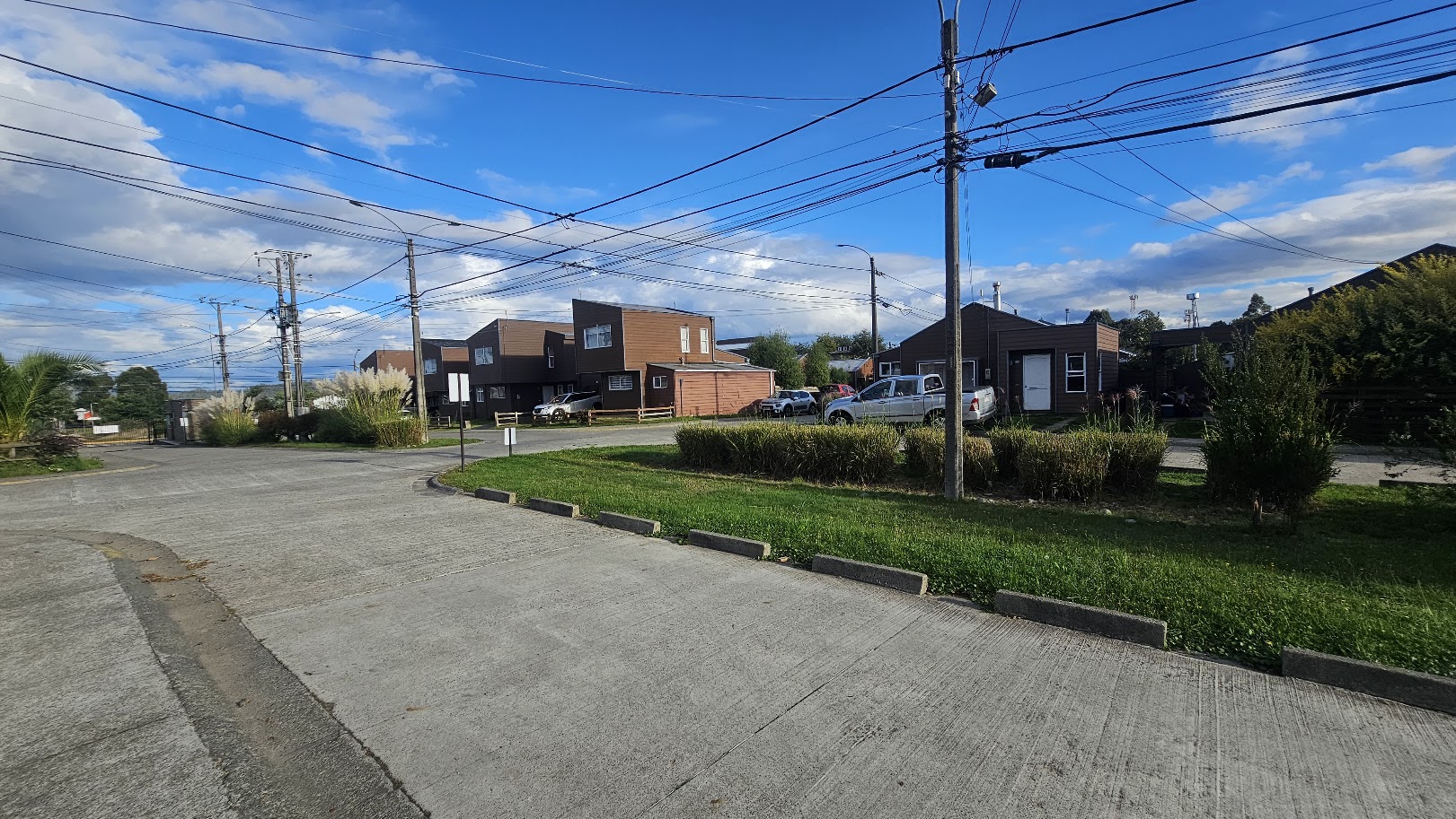 HERMOSA CASA DENTRO DE CONDOMINIO RIO VALDIVIA - Miniatura 3